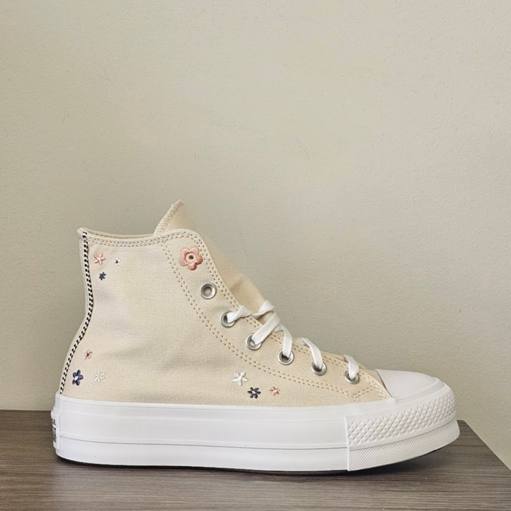 Converse Women's CTAS Lift Platform Petite Petals Hi Tops Size 8 A14265C NWT - Picture 2 of 7